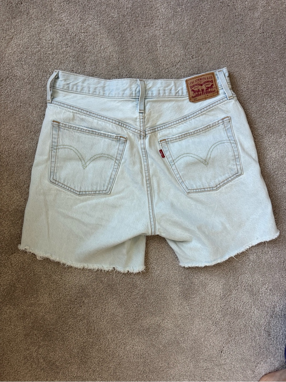 Levi’s Women’s 501 mid-thigh shorts - Picture 2 of 3